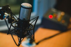 Podcast corporativo vs. podcast de marca, ¿cuál elegir para tu estrategia? Podcast corporativo vs. podcast de marca, ¿cuál elegir para tu estrategia?